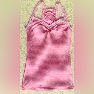 Guess Jeans~ Striped Tank Top w/ Outer Edge Lace Appliqué. Size Small **NEW!🎁🩷**